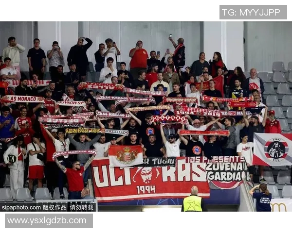 足球明星与球队的精彩瞬间图文展现,尽显绿茵场上的激情与荣耀